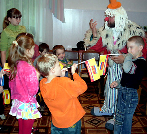 Клоун учит детей веселиться