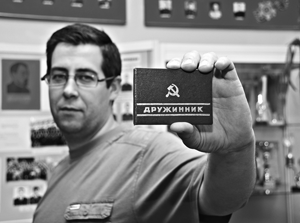Вот с такими удостоверениями патрулировали улицы в советские времена сотрудники ДНД