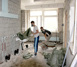 В здании в самом разгаре - ремонтные работы