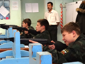 Инструктор Андрей Чуваков следит, как стреляют Вадим Фефелов, Илья Дмитриев и Семен Сидоров