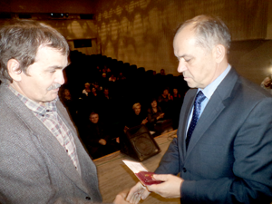 Более 25 лет работает в поликлинике № 1 врач-терапевт Олег Жуков. Ему Глава НГО вручает Почетный знак 