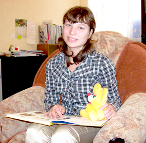 Эквина любит помечтать за книжкой