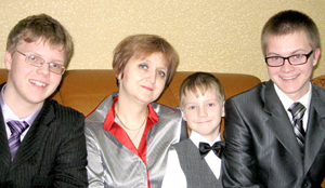 Елена Макарова с сыновьями