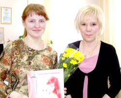 Начальник УПФР в Новоуральске Татьяна Санникова поздравила Екатерину Шахову с рождением двойни - сыновей Игната и Егора
