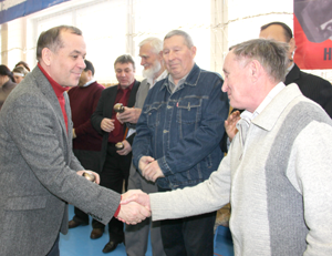 Глава НГО Владимир Машков награждает ветерана бокса Валерия Степанова