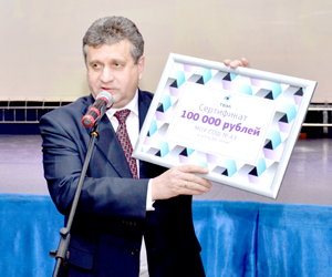 Александр Белоусов с подарком для коллектива школы