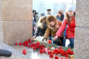 Цветы к монументу возложили учащиеся школ города