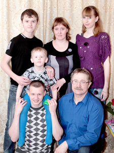 Сын Роман, мама Наталья, девушка Ромы Настя, на плечах у Андрея Миша, папа Алексей