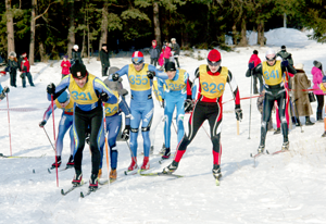Лидеры в гонке на 10 км: № 331 - Андрей Хасанов, № 355 - Антон Головин, № 329 - Сергей Юрасов