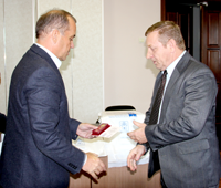 Владимир Машков вручает награду Николаю Кононову