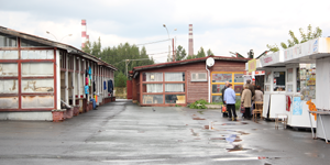 Согласно закону, с 1 января 2013 года палатки с рынка 