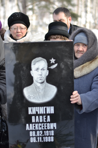 Cестра Павла Алексеевича Галина Алексеевна Пащенко трепетно оглаживает памятник