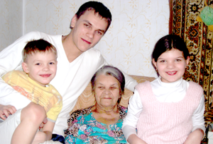Нина Щекалева с внуком Максимом, правнуком Арсением и внучкой Настенькой
