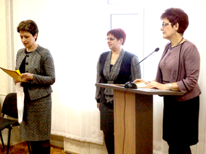 Заместитель начальника Управления образования Инна Лобова (слева)