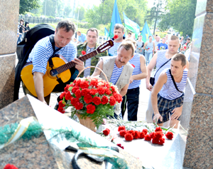 Десантники возложили цветы к мемориалу, сняв береты