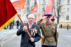 Демонстранты в колонне КПРФ - в форме военных лет