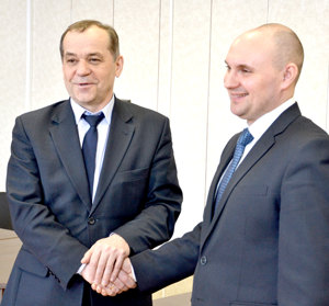 Глава НГО Владимир Машков поздравляет Виктора Матвеева