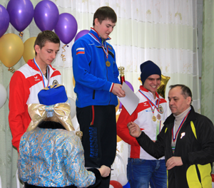 Глава НГО Владимир Машков награждает чемпиона Европы Егора Дорофеева