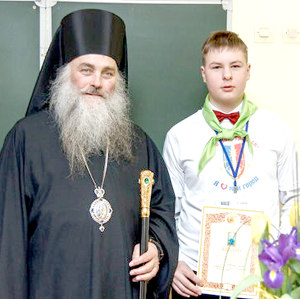 Сергей Сажин из городской гимназии вместе с епископом Каменским и Алапаевским Сергием
