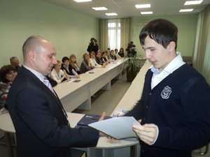 Валентина Дробышева (справа) поздравляет с победой в конкурсе Виктор Матвеев