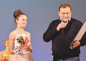 Директор Концертно-спортивного комплекса Алексей Шеховцов вручает Екатерине Семеновой, победительнице в номинации 