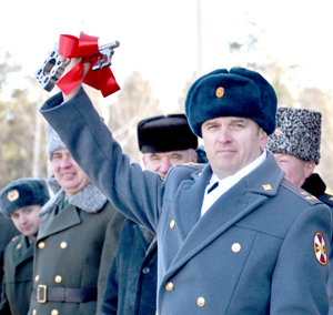 Командир в/ч 3280 Дмитрий Морозов с символическим ключом,   полученным от строителей