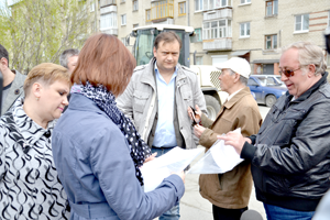 Комиссия и жильцы на Победы, 20
