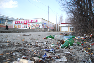 Окрестности нового торгового центра выглядят белым пятном на карте города, которое не убирается сто лет