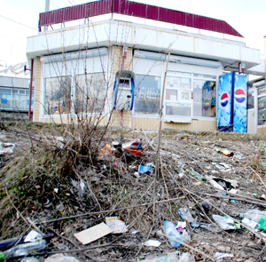 Окрестности нового торгового центра выглядят белым пятном на карте города, которое не убирается сто лет