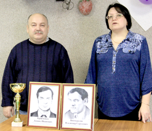 Участников турнира приветствуют замглавы НГО Константин Кутырев и руководитель шахматного клуба Галина Кузнецова