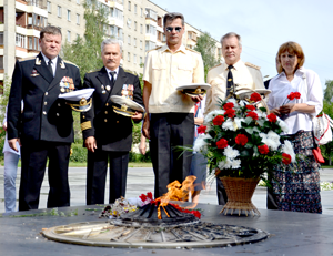 Подводники почтили память павших короткой минутой молчания