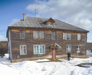 У дома № 2 по ул. Ленина в селе Тарасково