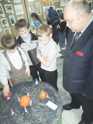 Константин Кутырев вместе с участниками фестиваля и первыми зрителями осмотрели выставку декоративно-прикладного искусства в Станции юных техников