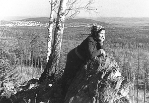 Анна Ермолина любуется красотами родного края (1967 г.)