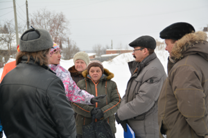 Одна из встреч Алексея Самофеева (справа) с жителями поселка прошла 19 февраля у разобранной колонки по адресу: ул. Ленина, 87