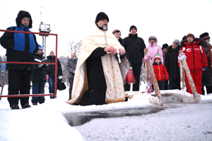 Водосвятный молебен у проруби проводит отец Евгений