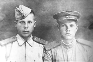 Михаил Мишарин (слева) с боевым товарищем