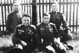 Анатолий Климин (справа в первом ряду) с боевыми товарищами